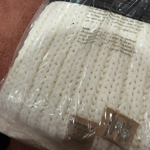 UGG brand new throw still in plastic wrap - Picture 7 of 12